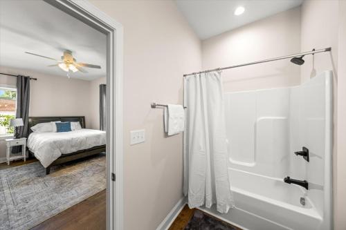 uma casa de banho com um chuveiro e um quarto com uma cama em Riverview Townhomes em Loudon
