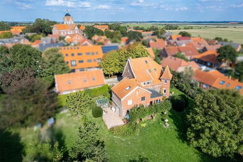 an aerial view of a large house in a small town at Teyhörn im Pilsumer Hof in Krummhörn