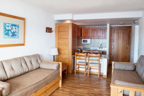 sala de estar con sofá y cocina en Apart del Lago en San Carlos de Bariloche