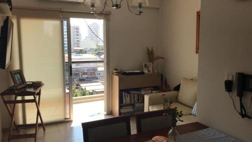 uma sala de estar com um sofá e uma janela em Departamento temporario em Corrientes