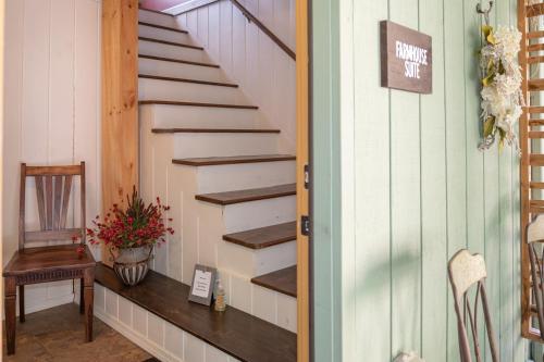 - un escalier dans une maison avec une table et une chaise dans l'établissement Red Fox Run B&B, à Cazenovia