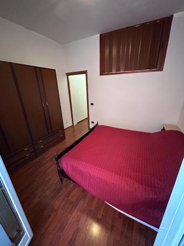 een slaapkamer met een rood bed in een kamer bij Casa Vacanze VicoX in Lanciano