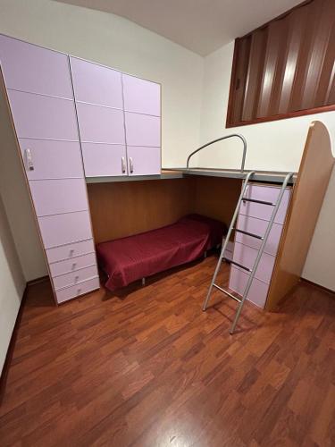 een kleine kamer met een stapelbed en kasten bij Casa Vacanze VicoX in Lanciano