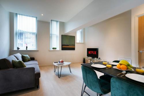 - un salon avec un canapé et une table dans l'établissement Central Location, Stylish Apartment, Discounts, à Leeds