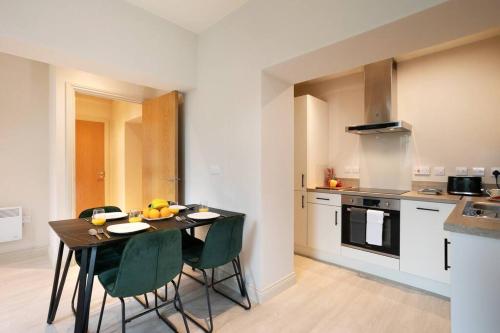- une cuisine avec une table et des chaises dans la chambre dans l'établissement Central Location, Stylish Apartment, Discounts, à Leeds