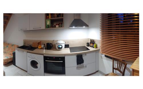 Kuchyň nebo kuchyňský kout v ubytování Duplex quartier viarme