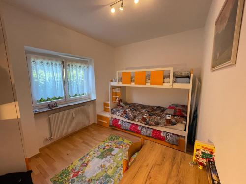 um pequeno quarto com uma prateleira e uma janela em Apartment Weisswand em Colle Isarco