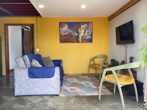 a living room with a couch and a chair at Container convertido en acogedor apartamento in Cajicá