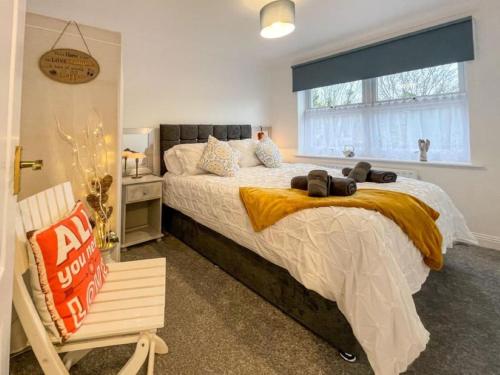 a bedroom with a large bed and a window at The Sashes - Apartment Two - FREE Parking - Ultrafast WIFI - Smart TV - Netflix - sleeps up to 6! Close to Poole Town Center & Sandbanks & Bournemouth in Poole