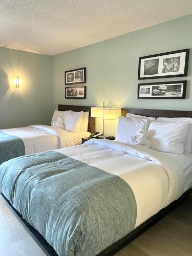 a hotel room with two beds in a room at Wingate by Wyndham Salisbury in Salisbury