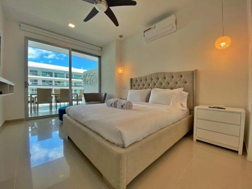 Schlafzimmer mit einem großen Bett und einem Deckenventilator in der Unterkunft Wynwood Ultra in Cartagena in Cartagena de Indias