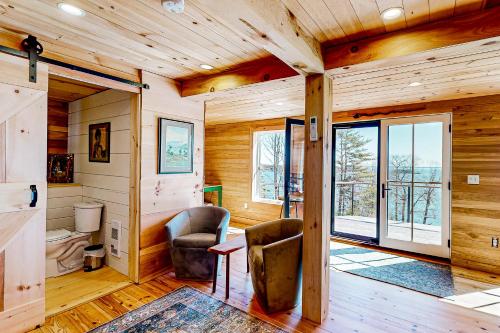 um quarto com duas cadeiras e um WC numa cabina em Cottage on the Coast em Rockport