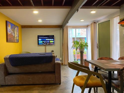 a living room with a couch and a table at Container convertido en acogedor apartamento in Cajicá
