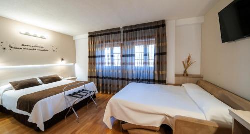 Postel nebo postele na pokoji v ubytování Hotel Mozárbez Salamanca