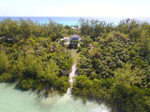eine Luftansicht eines Hauses auf einer Insel im Wasser in der Unterkunft Sunnyside home in Savannah Sound