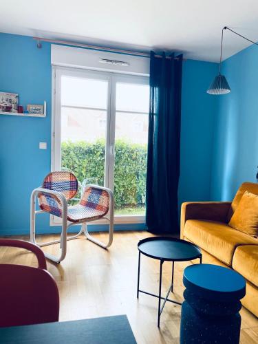 un salon avec un canapé, une table et des chaises dans l'établissement Be My Guest - Proche Disneyland Paris, à Quincy-Voisins