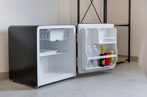 um frigorífico branco com a porta aberta num quarto em Shiny Rooms Verona em Verona