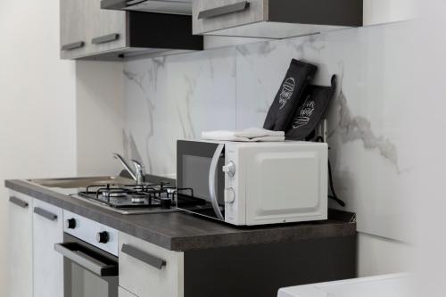 a microwave oven sitting on a counter in a kitchen at Shiny Rooms Verona in Verona