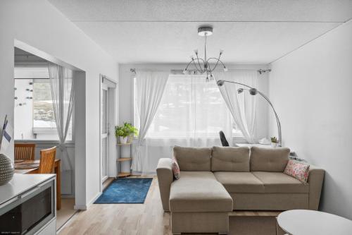 sala de estar con sofá y TV en Happy house, en Helsinki