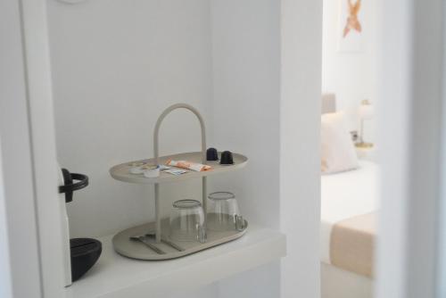półka w łazience z umywalką w obiekcie Aldara Sitges w mieście Sitges