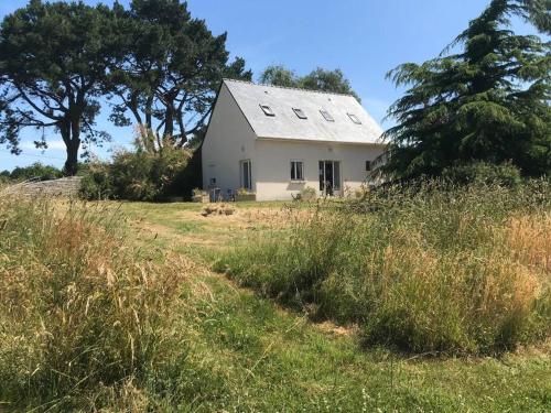 een wit huis in het midden van een veld bij Océan · Gite rural - Herbignac, La Roche-Bernard in Herbignac
