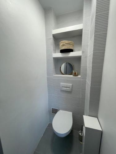 La salle de bains est pourvue de toilettes blanches. dans l'établissement Le Havre entre mer et forêt, à Rémire-Camp