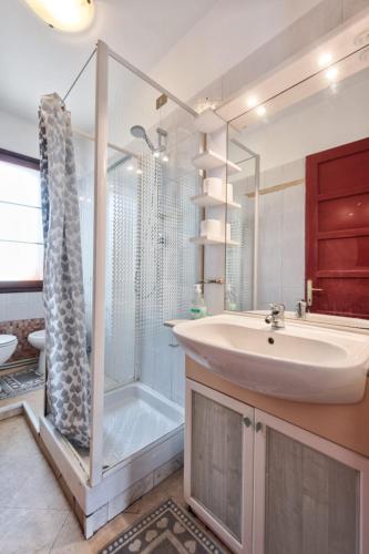 een badkamer met een wastafel en een douche bij Midtown Garden City in Marghera