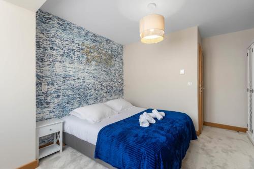 - une chambre avec un lit avec deux animaux rembourrés dans l'établissement LE PAQUIER - Appartement de standing près du lac, à Annecy