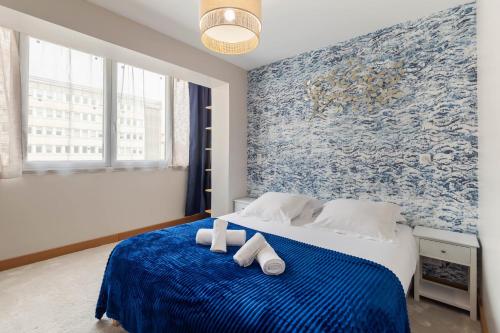 - une chambre avec un lit et 2 serviettes dans l'établissement LE PAQUIER - Appartement de standing près du lac, à Annecy