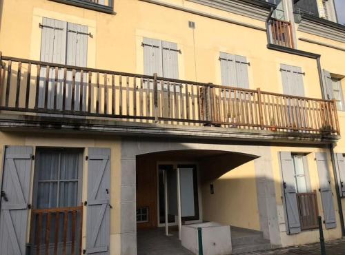 a building with a balcony on top of it at Appartement avec deux chambres. in Argelès-Gazost