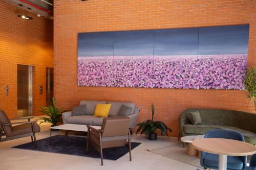 uma parede de tijolos com um quadro de flores cor-de-rosa em Peaceful suite in Yu Country em Guadalajara