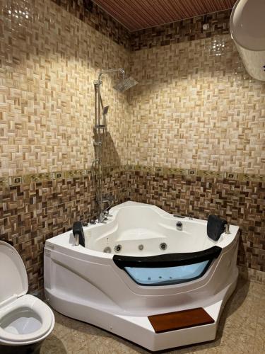 a bathroom with a bathtub with a mouth painted on it at شاليهات ون نايت in Khamis Mushayt
