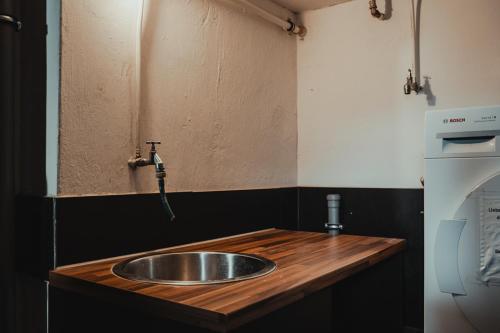 a kitchen with a sink and a faucet at 2-Zimmer-Oase-Cityapartment Bielefeld Mitte in Bielefeld