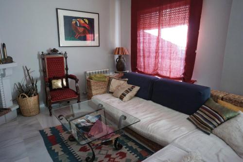 ein Wohnzimmer mit einem Sofa und einem Glastisch in der Unterkunft comfortable single bluing room b&b in Granada
