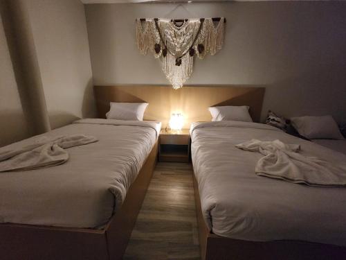 two beds sitting next to each other in a room at Diyar Pyramids Inn in Cairo