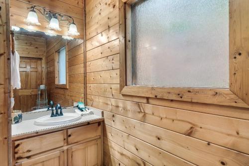 Private! Hot Tub, Views, & Games photo 15