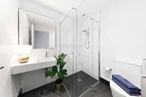 Phòng tắm tại A Modern & Spacious 2BR Apt City Views Southbank