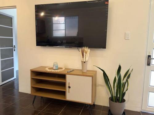 TV a/nebo společenská místnost v ubytování Alojamiento céntrico en Puyo