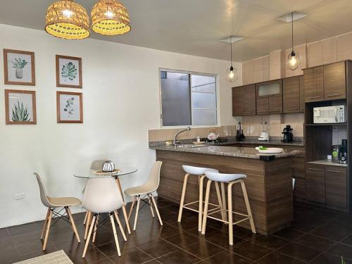 Kuchyň nebo kuchyňský kout v ubytování Alojamiento céntrico en Puyo