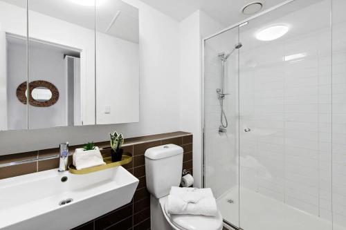 ein Bad mit einem WC, einem Waschbecken und einer Dusche in der Unterkunft A Stylish CBD Studio Right Next to Southern Cross in Melbourne