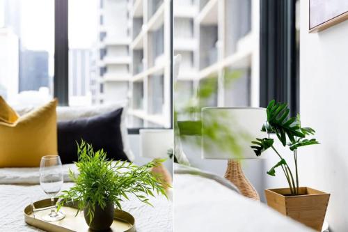 zwei Bilder eines Wohnzimmers mit Pflanzen und einer Lampe in der Unterkunft A Stylish CBD Studio Right Next to Southern Cross in Melbourne