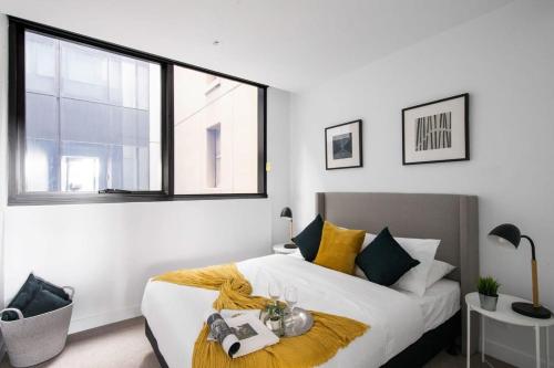 A Lux & Cozy 2BR Apt in the Heart of Chapel Street tesisinde bir odada yatak veya yataklar