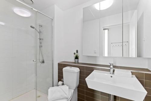 y baño con aseo, lavabo y ducha. en Stylish Studio Next to Southern Cross City Views, en Melbourne