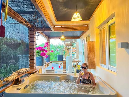 una donna in una vasca idromassaggio in una casa di fantástico, paraíso, mar, atardeceres, playa, Paz a San Silvestre