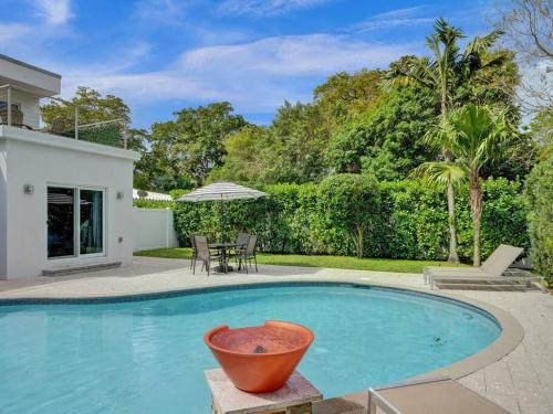 Bazén v ubytování Contemporary 2BR Home with Pool & BBQ Access nebo v jeho okolí