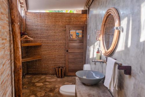 a bathroom with a bowl sink and a toilet at La Playita Isla Fuerte in Isla Fuerte