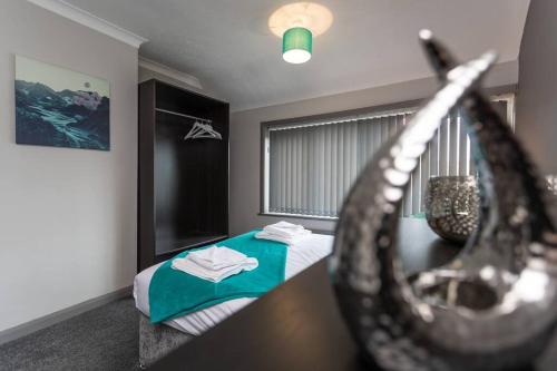 um quarto de hotel com uma cama e uma mesa com toalhas em Stylish House - Close to City Centre - Free Parking, Super-Fast Wifi and Smart TVs by Yoko Property em Middlesbrough