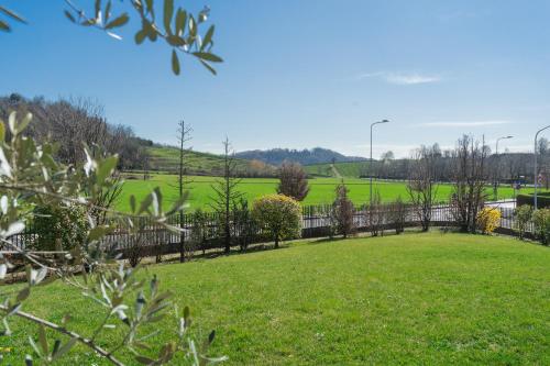 un parque con una valla y un campo verde en Villa Vescovado casa vacanza en Brusaporto