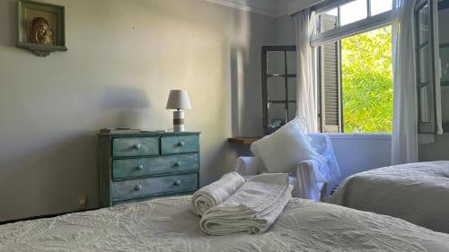 um quarto com uma cama, uma cómoda e uma janela em Casona de Estilo Inglés em Montevidéu