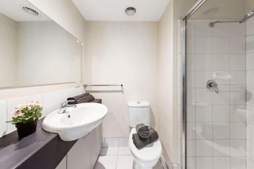 e bagno con lavandino, servizi igienici e doccia. di A Stylish Apt on Swanston St Near to Melbourne Uni a Melbourne